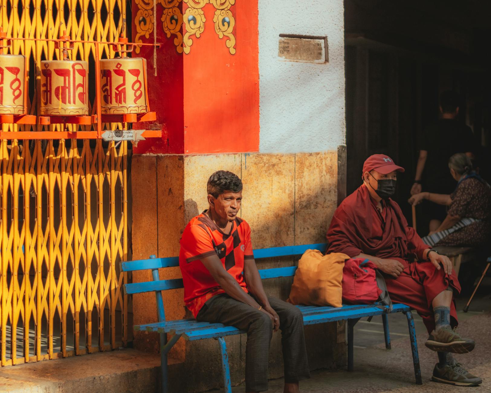 Powrót z zakonu do świata: jak przeżyć to w wierze i bez wstydu Dwaj mężczyźni rozmawiają na niebieskiej ławce w słonecznym mieście