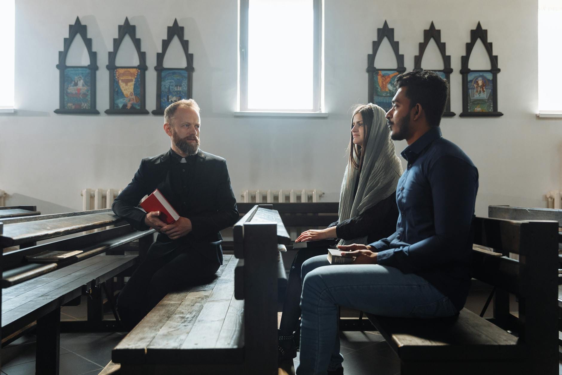 Rozmowa grupy osób w ławkach kościoła o wierze i sensie życia