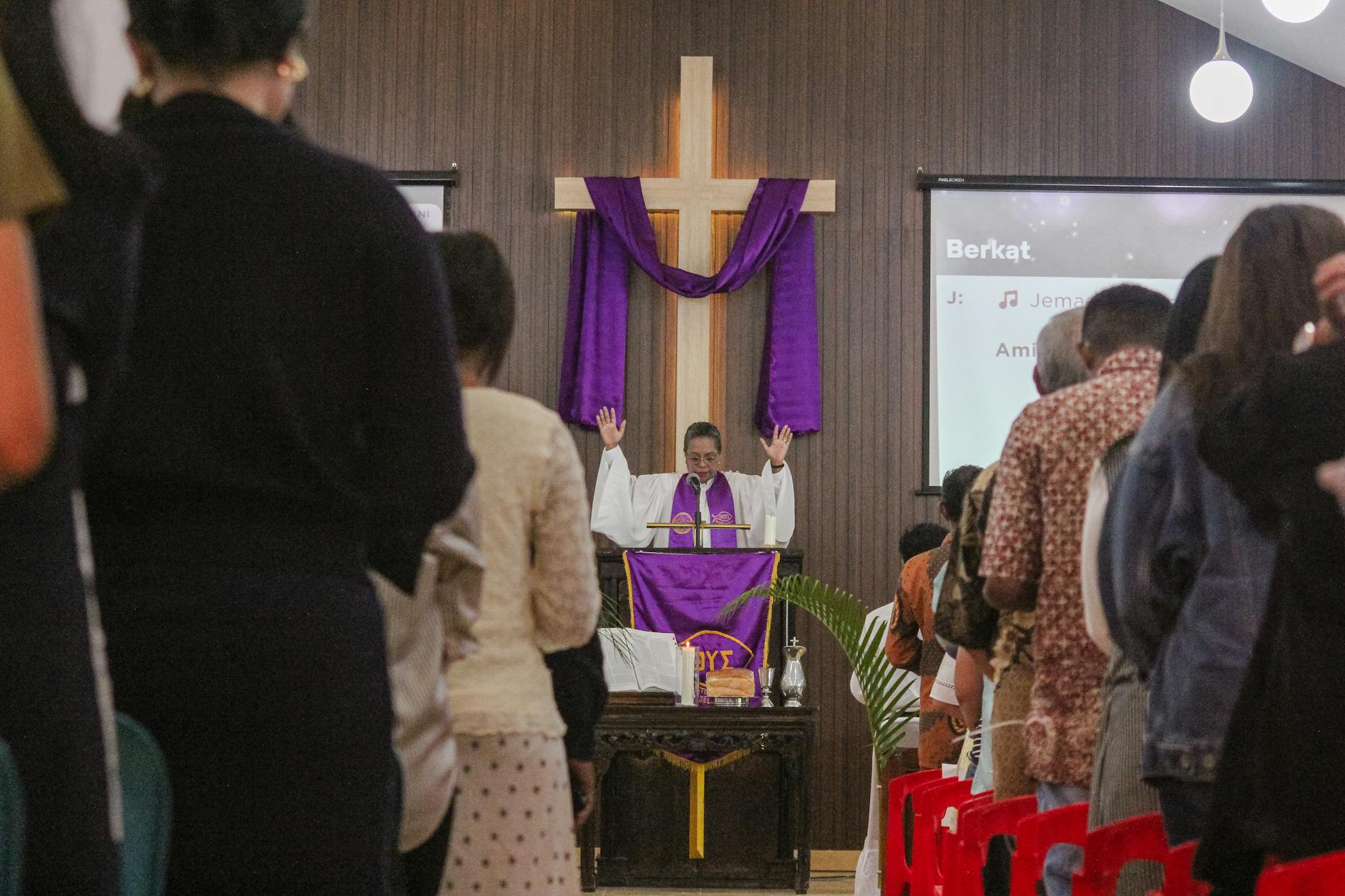 Wierni w balijskim kościele uczestniczą w liturgii prowadzonej przez kapłana