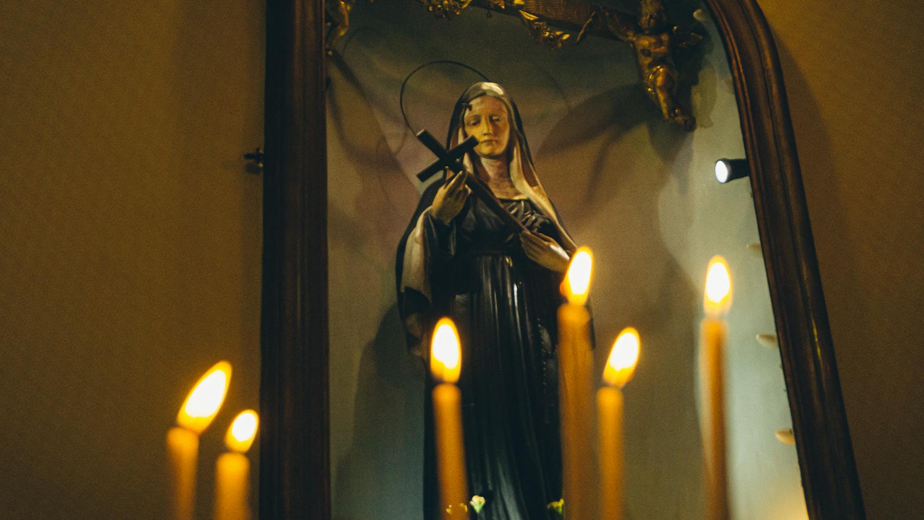 Figura Matki Bożej wśród płonących świec w świątyni w Stambule