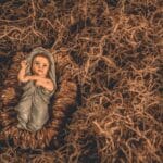 Jak powstają szopki bożonarodzeniowe i dlaczego wciąż nas zachwycają Figurka Dzieciątka Jezus w żłóbku ze słomą w tradycyjnej szopce