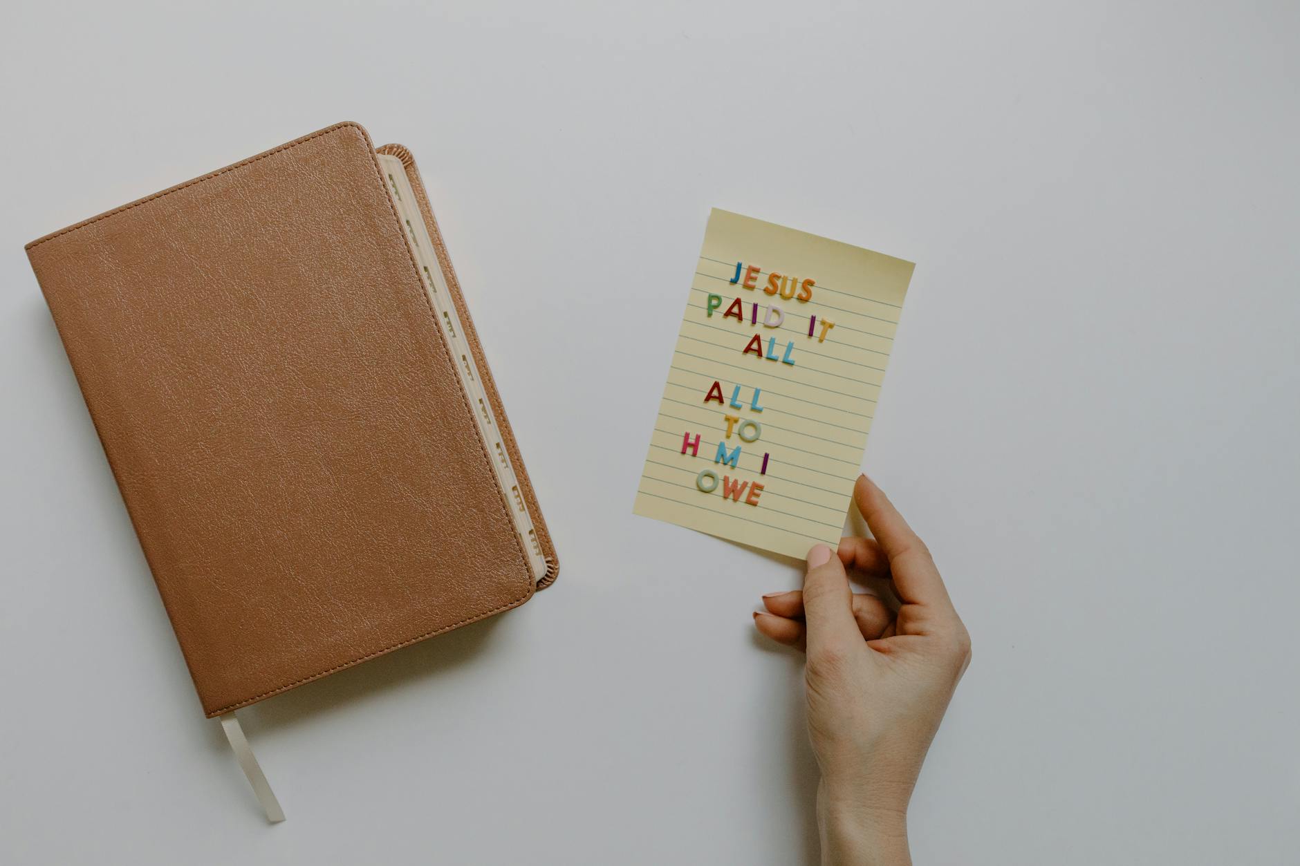 Otwarta Biblia z kartką z napisem Jezus zapłacił wszystko