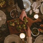 Opłatek: historia i duchowy sens łamania się chlebem Świąteczny stół z przystawkami przygotowany na wigilijną kolację