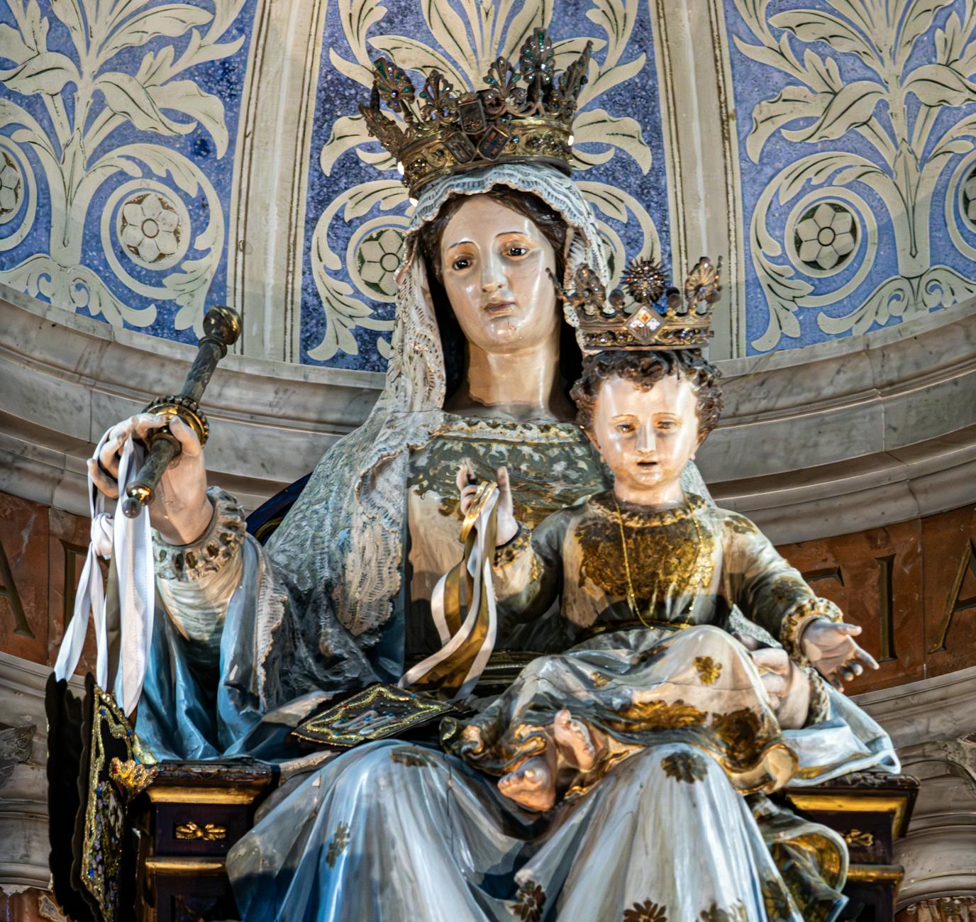 Wierni modlący się przed wizerunkiem św. Jana Pawła II w sanktuarium