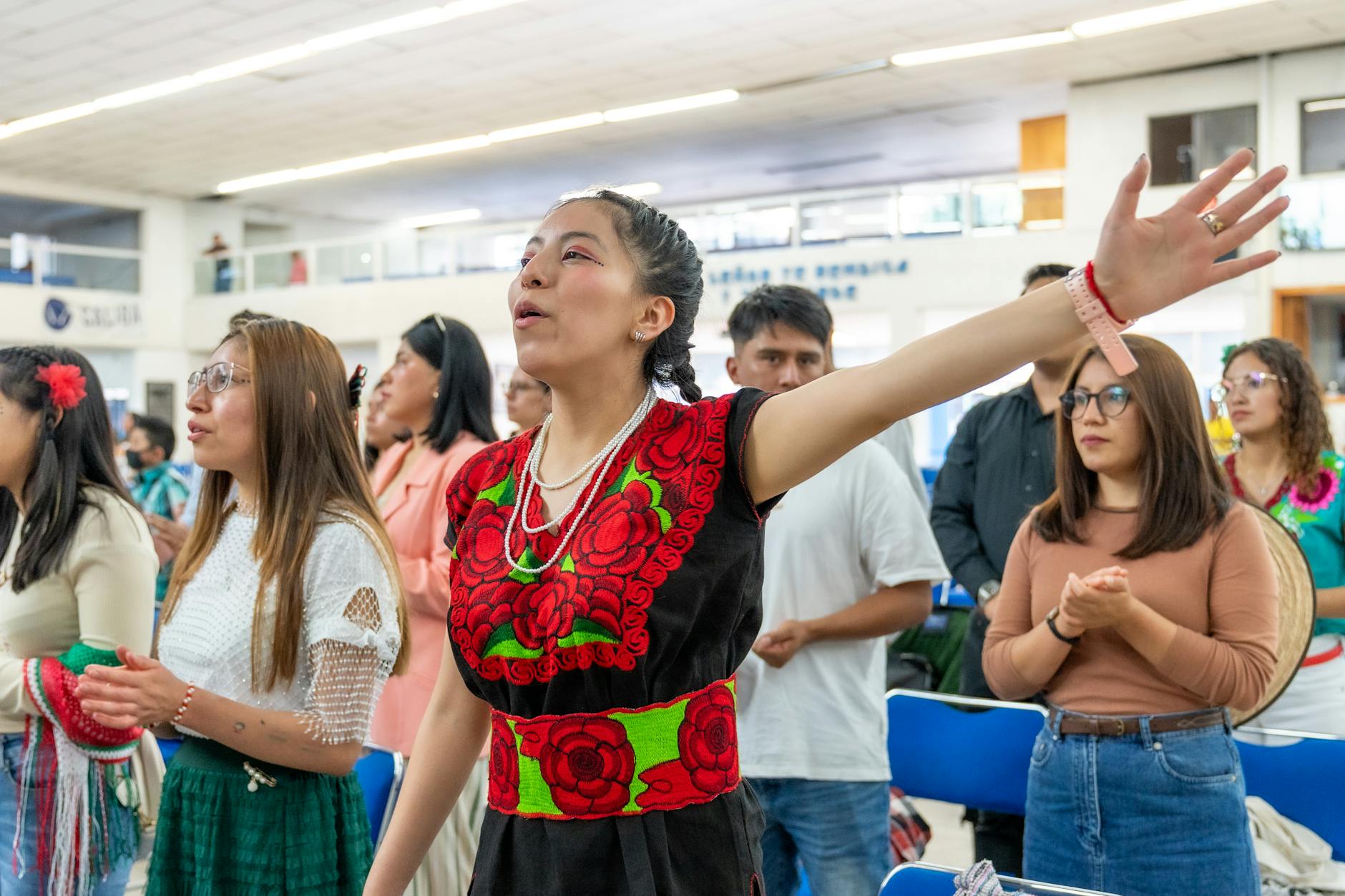 Wierni w tradycyjnych strojach modlą się wspólnie w mieście Meksyk