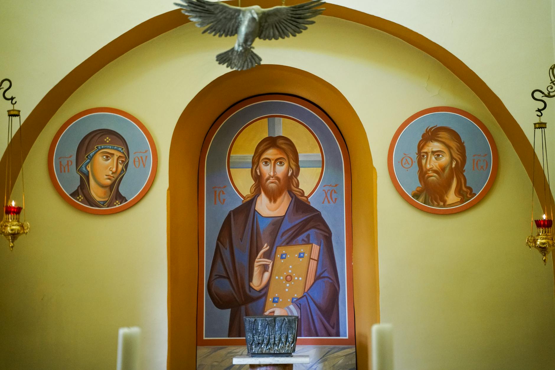 Wnętrze cerkwi z ikonami Chrystusa i świętych na złotym tle