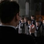 Jak chrześcijaństwo zmieniło muzykę Europy od chorału do gospel Dyrygent prowadzi próbę chłopięcego chóru w kościele