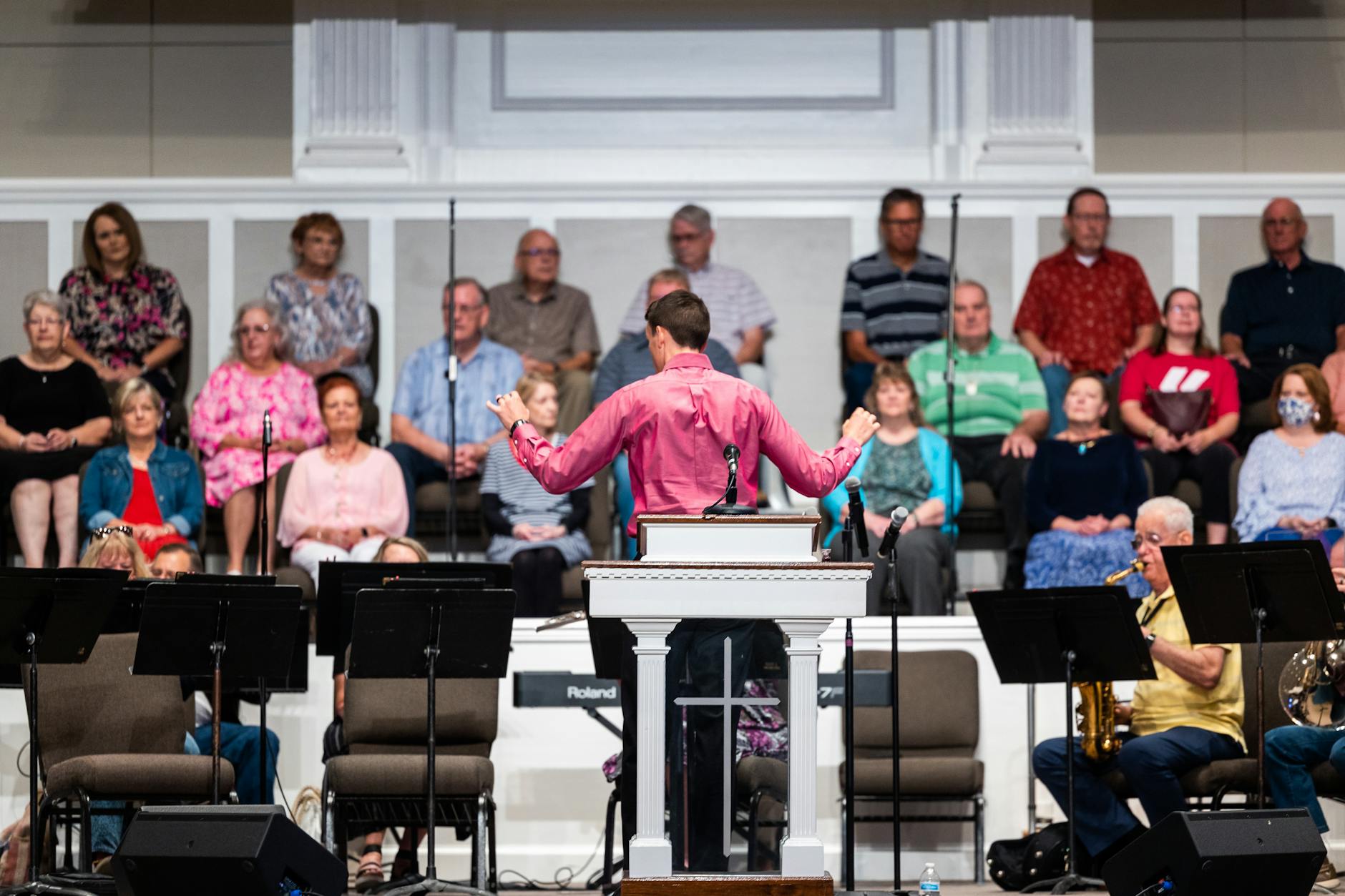 Dyrygent prowadzi próbę chóru dorosłych w kościele