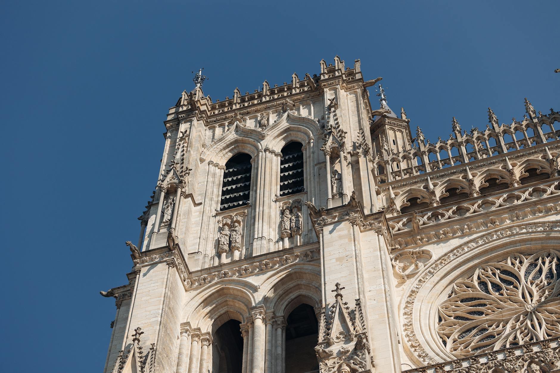 Gotycka wieża katedry w Amiens na tle błękitnego nieba