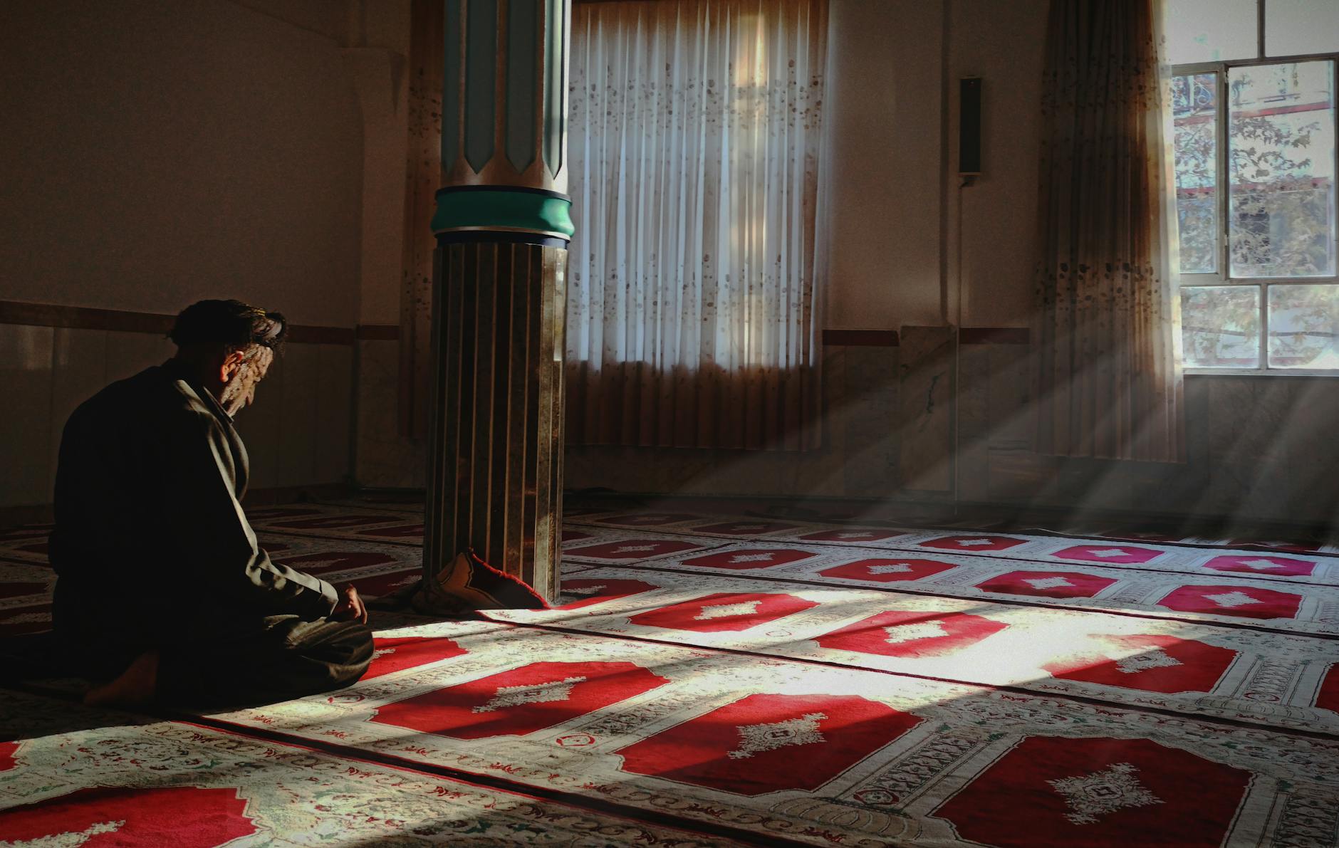 Mężczyzna pogrążony w modlitwie w słonecznym meczecie w Kurdystanie