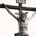 Męczennicy pierwszych wieków: świadectwa wiary silniejsze niż strach Monochromatyczny wizerunek ukrzyżowanego Jezusa, symbol męczeństwa wiary
