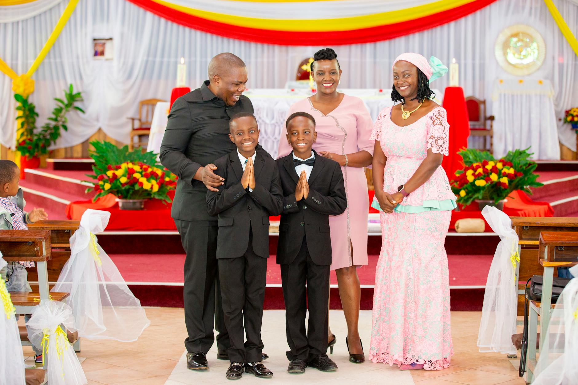 Rodzina radośnie pozuje w pięknie udekorowanym kościele podczas mszy