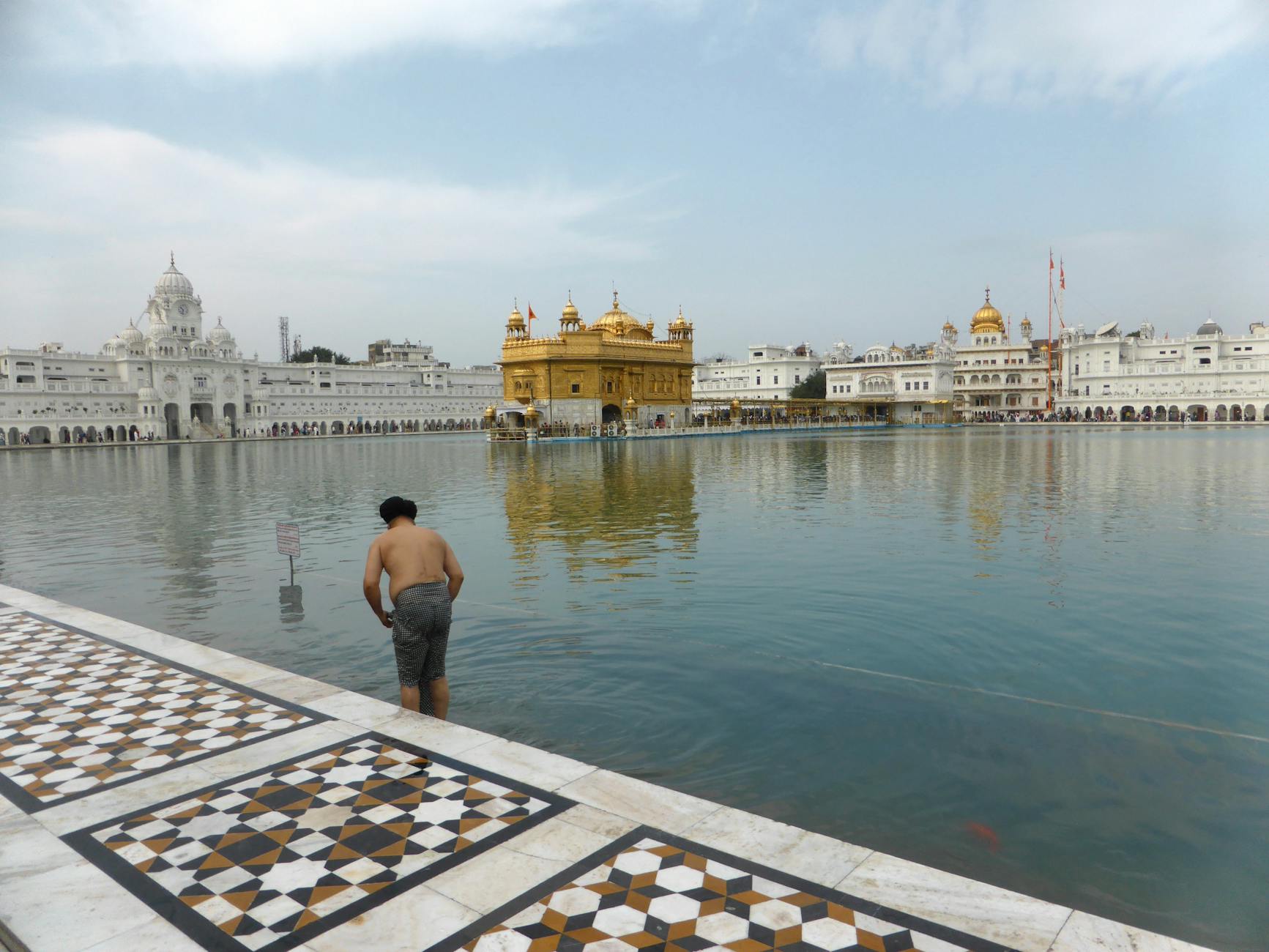 Złota Świątynia w Amritsar odbijająca się w spokojnym basenie