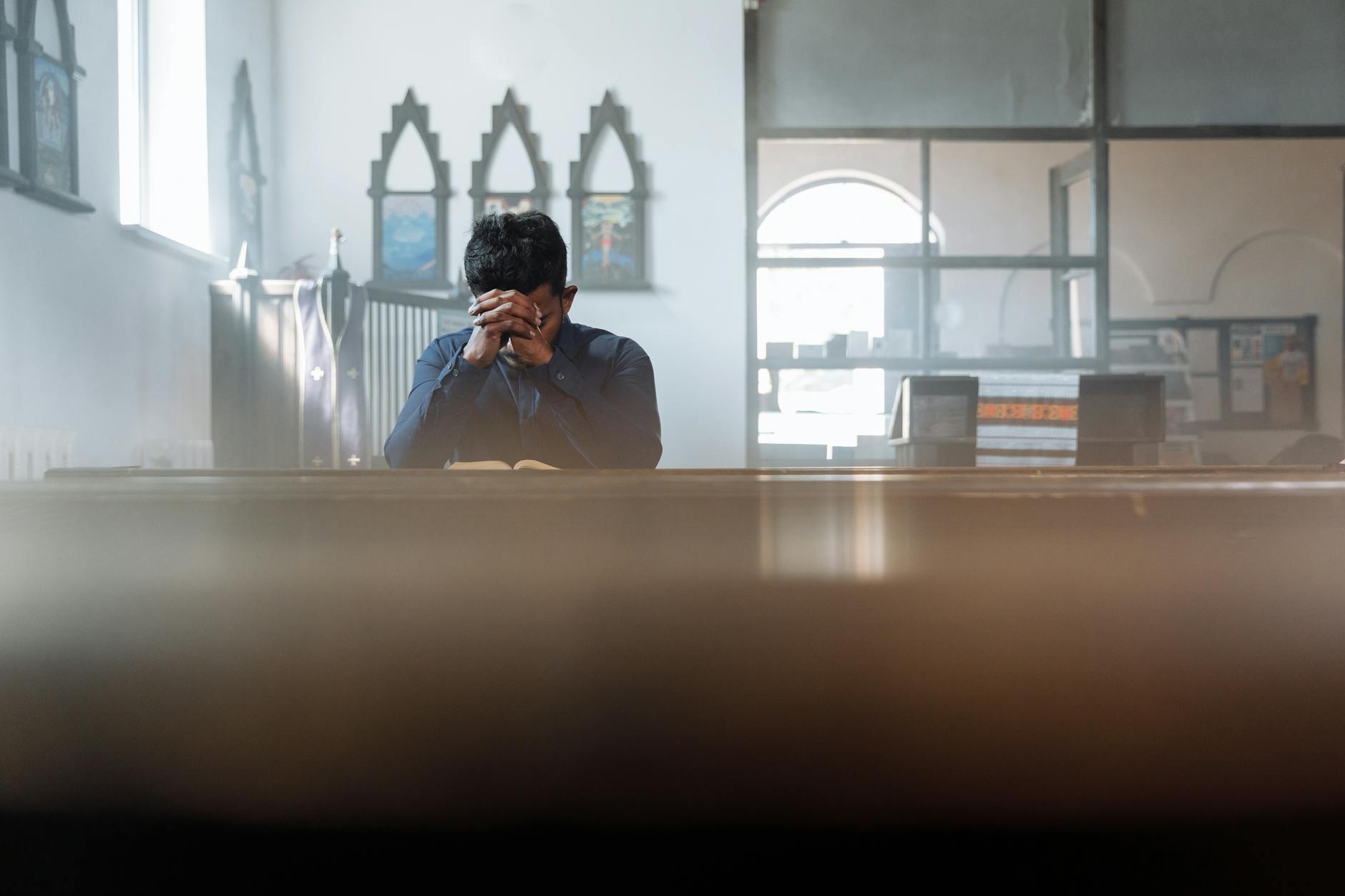 Modlitwa kontemplacyjna w nauczaniu Kościoła: czym jest i jak zacząć Mężczyzna pogrążony w modlitwie kontemplacyjnej w jasnym pokoju