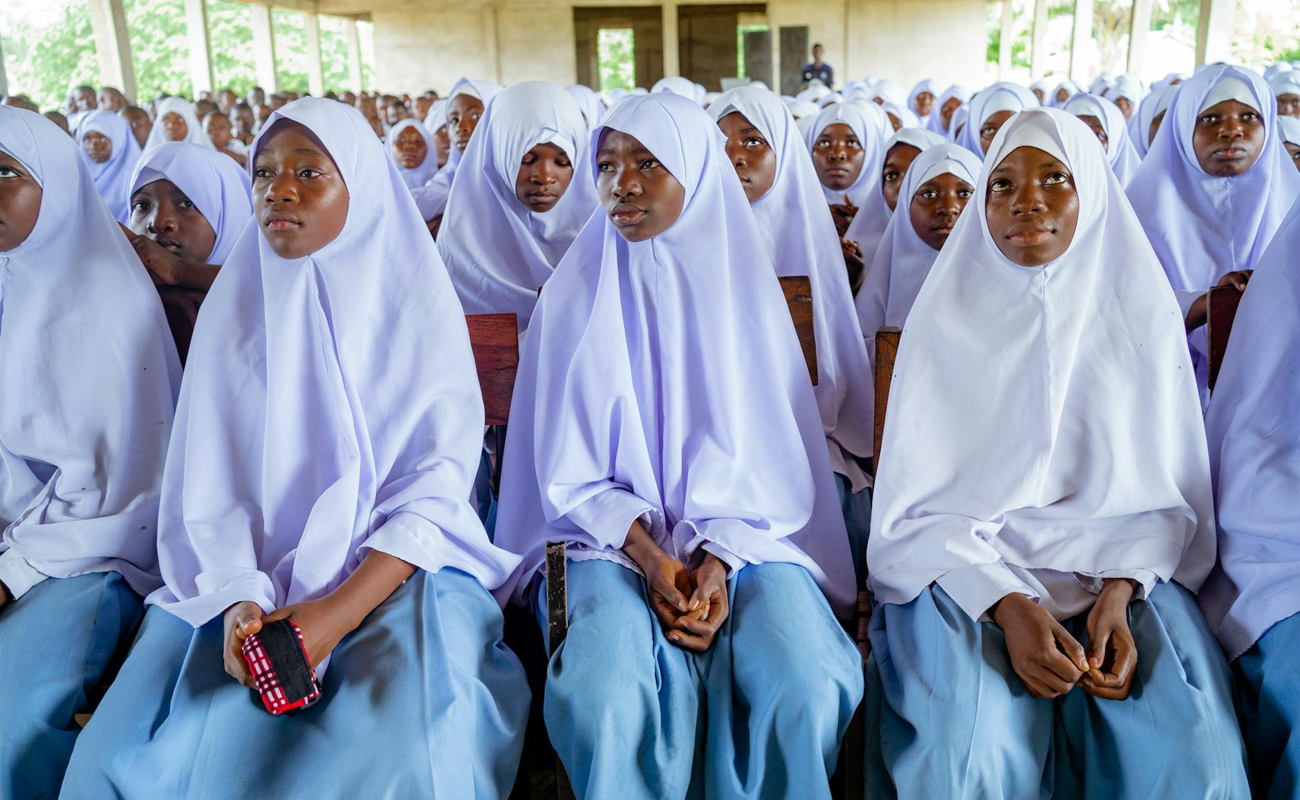 Czym jest katecheza i po co nam dzisiaj? Uczennice w hidżabach siedzące na szkolnym apelu w sali
