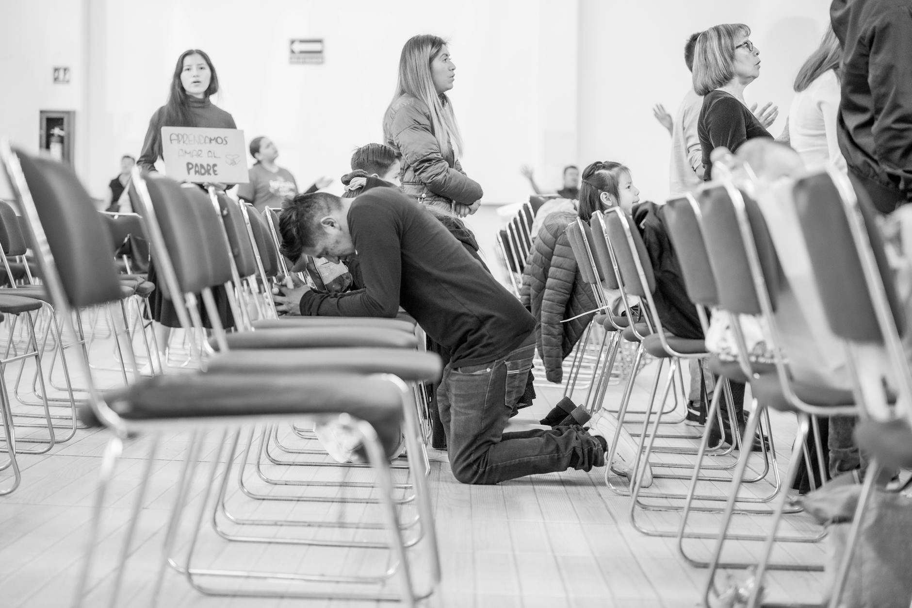 Wierni pogrążeni w głębokiej modlitwie podczas nabożeństwa w Meksyku