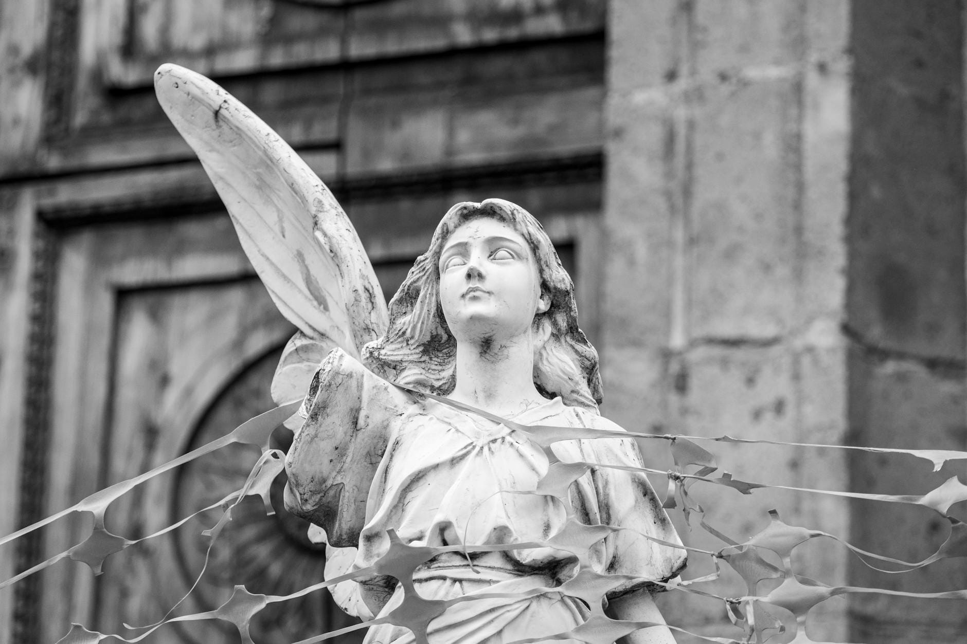 Czarno-biała rzeźba zwietrzałego anioła w Meksyku