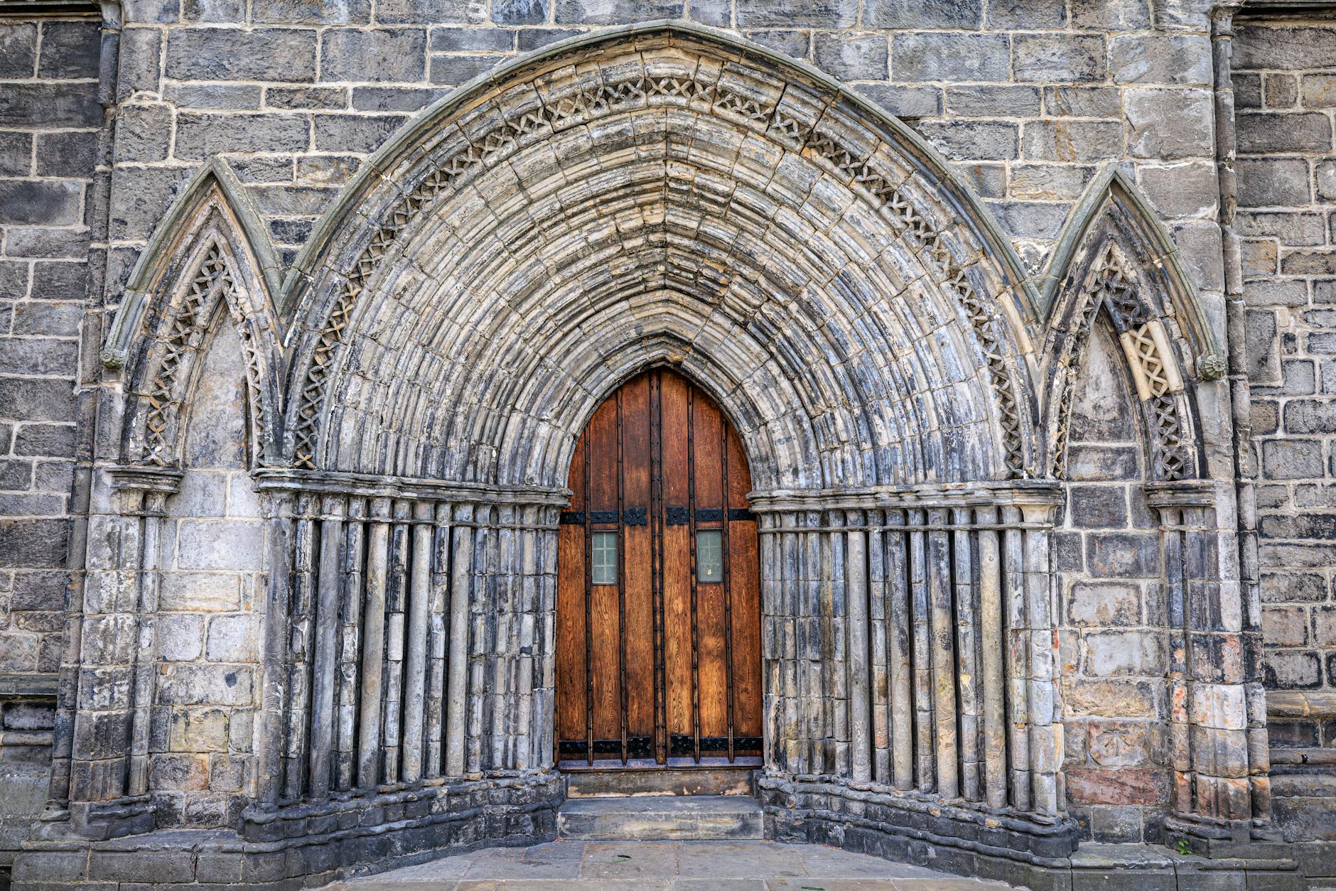 Gotyckie wejście kościoła z misterną kamienną dekoracją w Szkocji