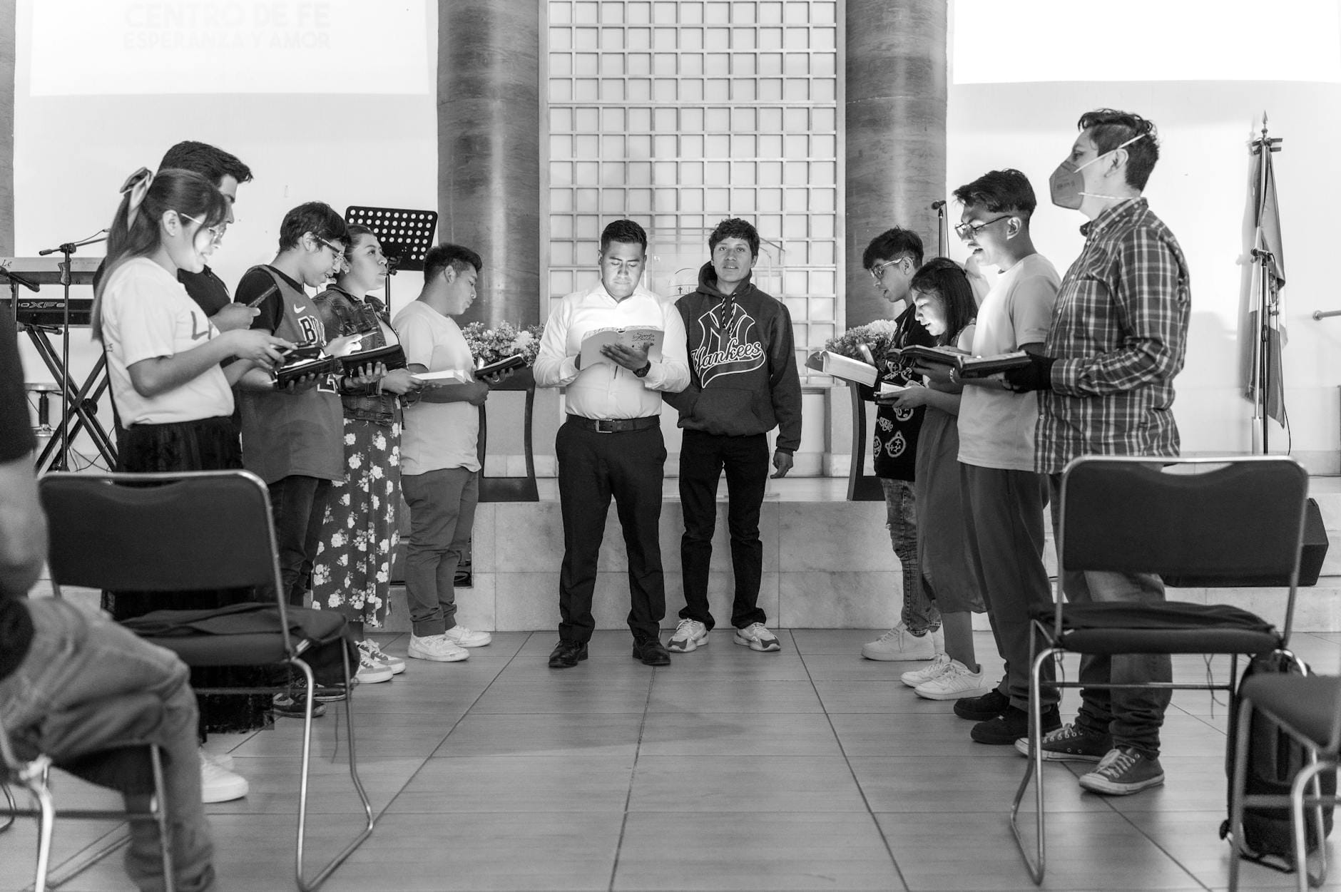 Grupa osób modli się w kościele podczas rekolekcji powołaniowych