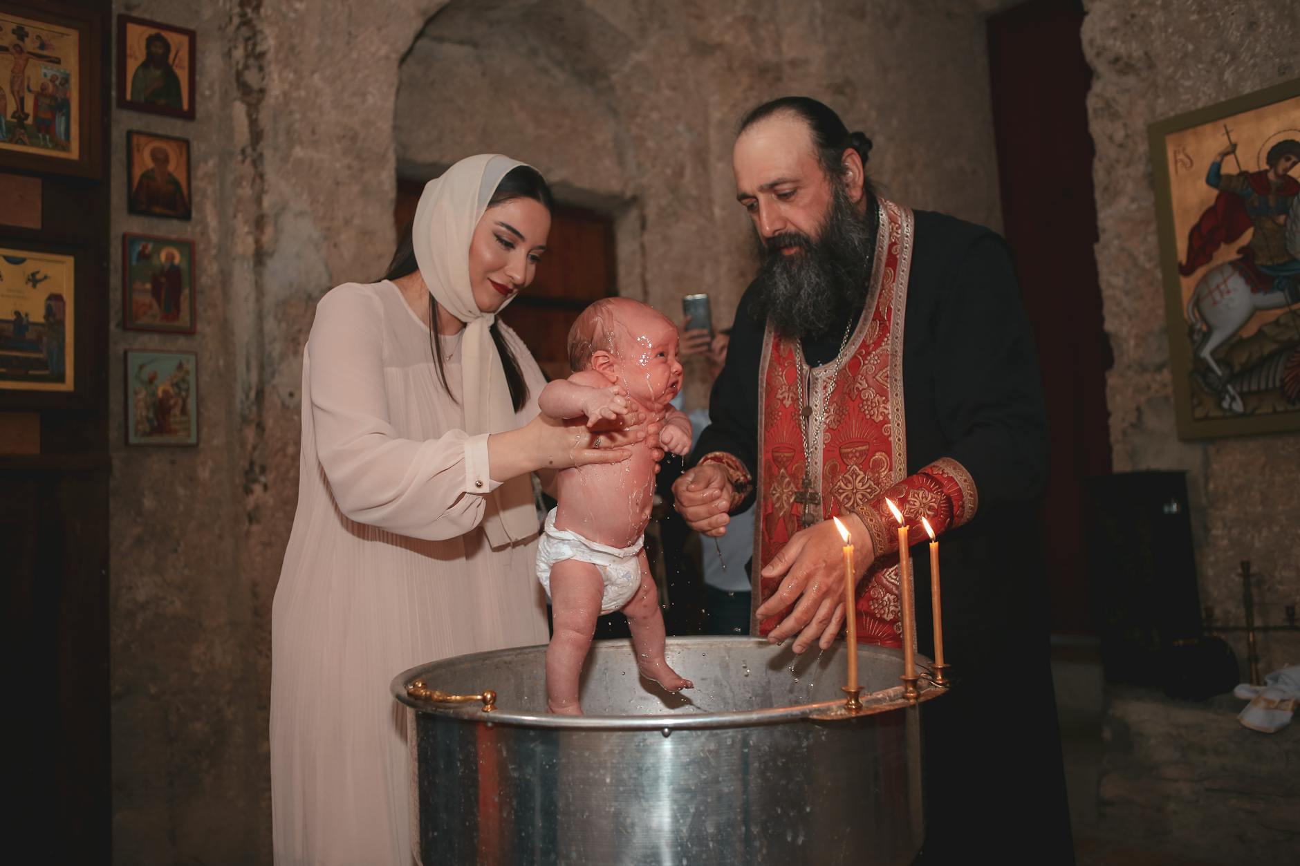 Rodzina z kapłanem podczas chrztu dziecka w kościele