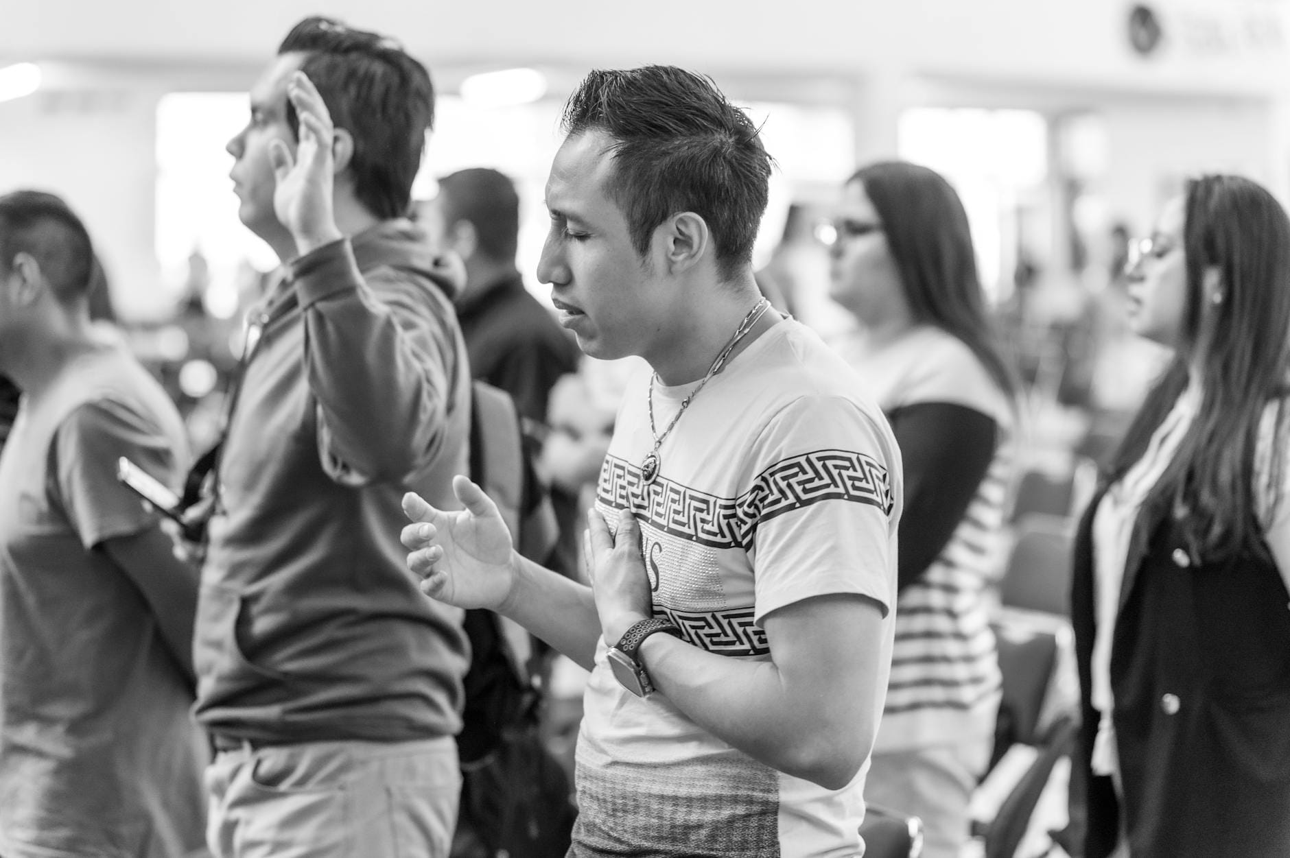 Rekolekcje powołaniowe: jak wyglądają i jak się do nich przygotować Wierni modlący się podczas nabożeństwa w kościele w Meksyku