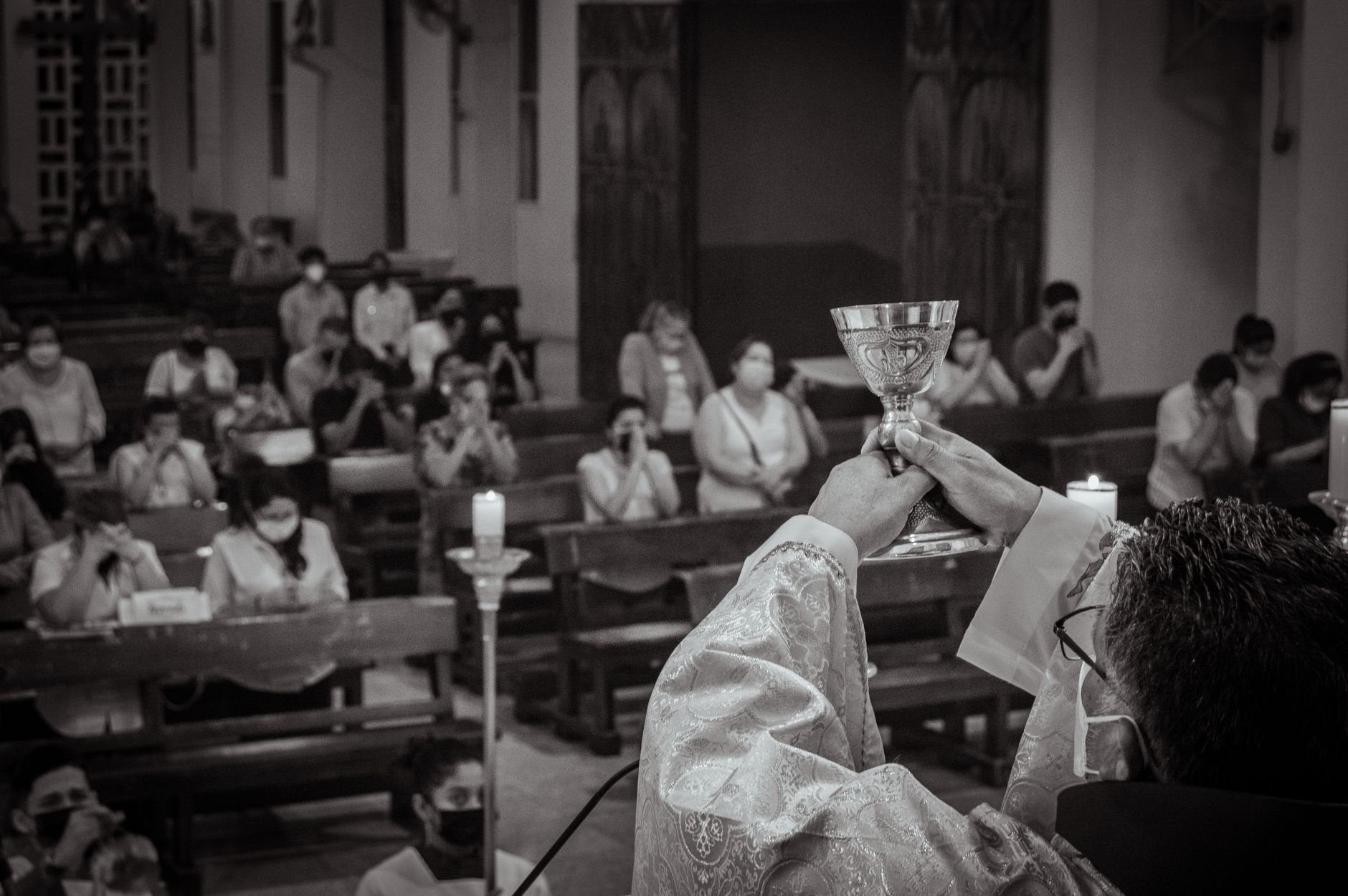 Czym jest liturgia i dlaczego ma znaczenie? Katecheza o Mszy Świętej Kapłan z kielichem podczas Mszy Świętej w kościele w Ekwadorze