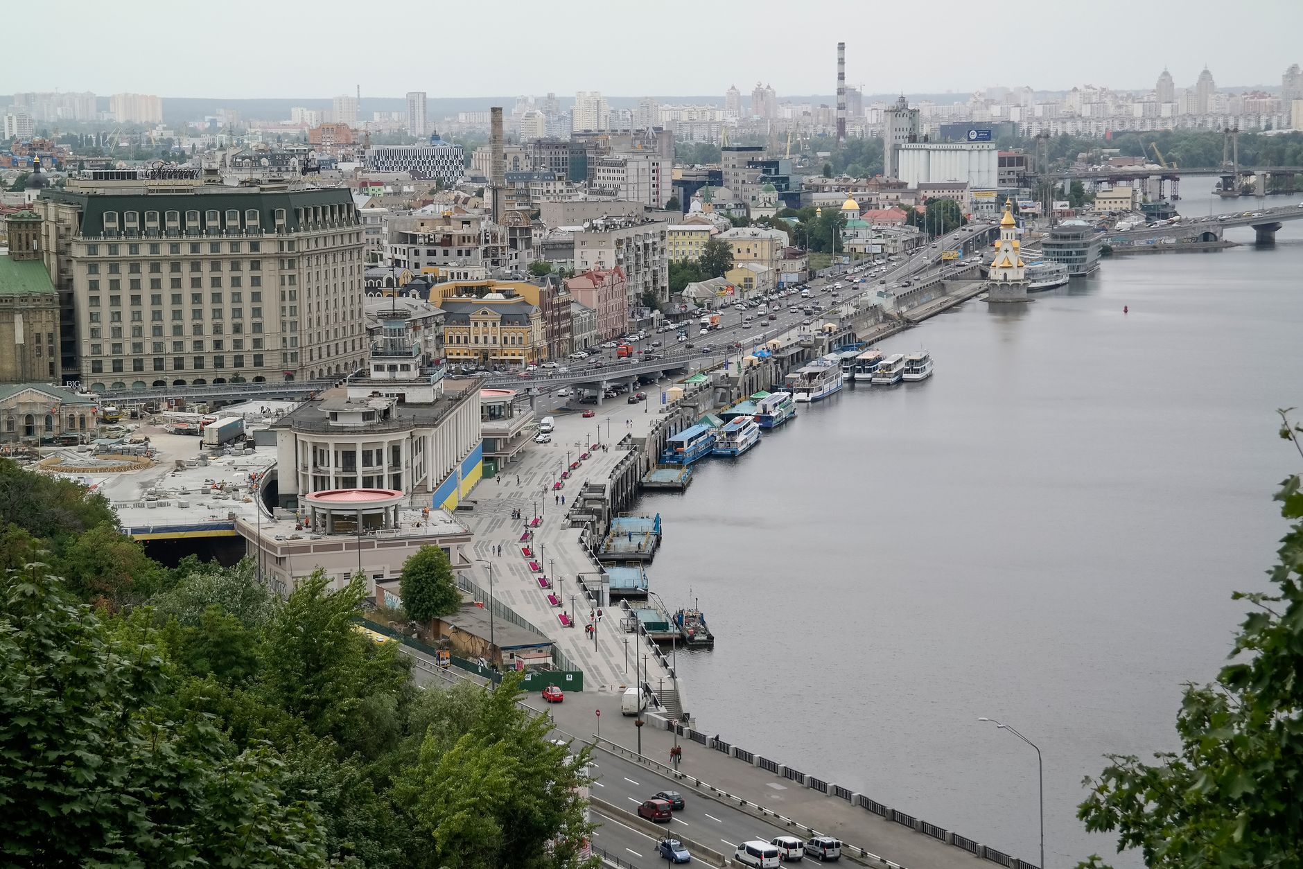 Panoramiczny widok Kijowa nad Dnieprem z nowoczesną zabudową