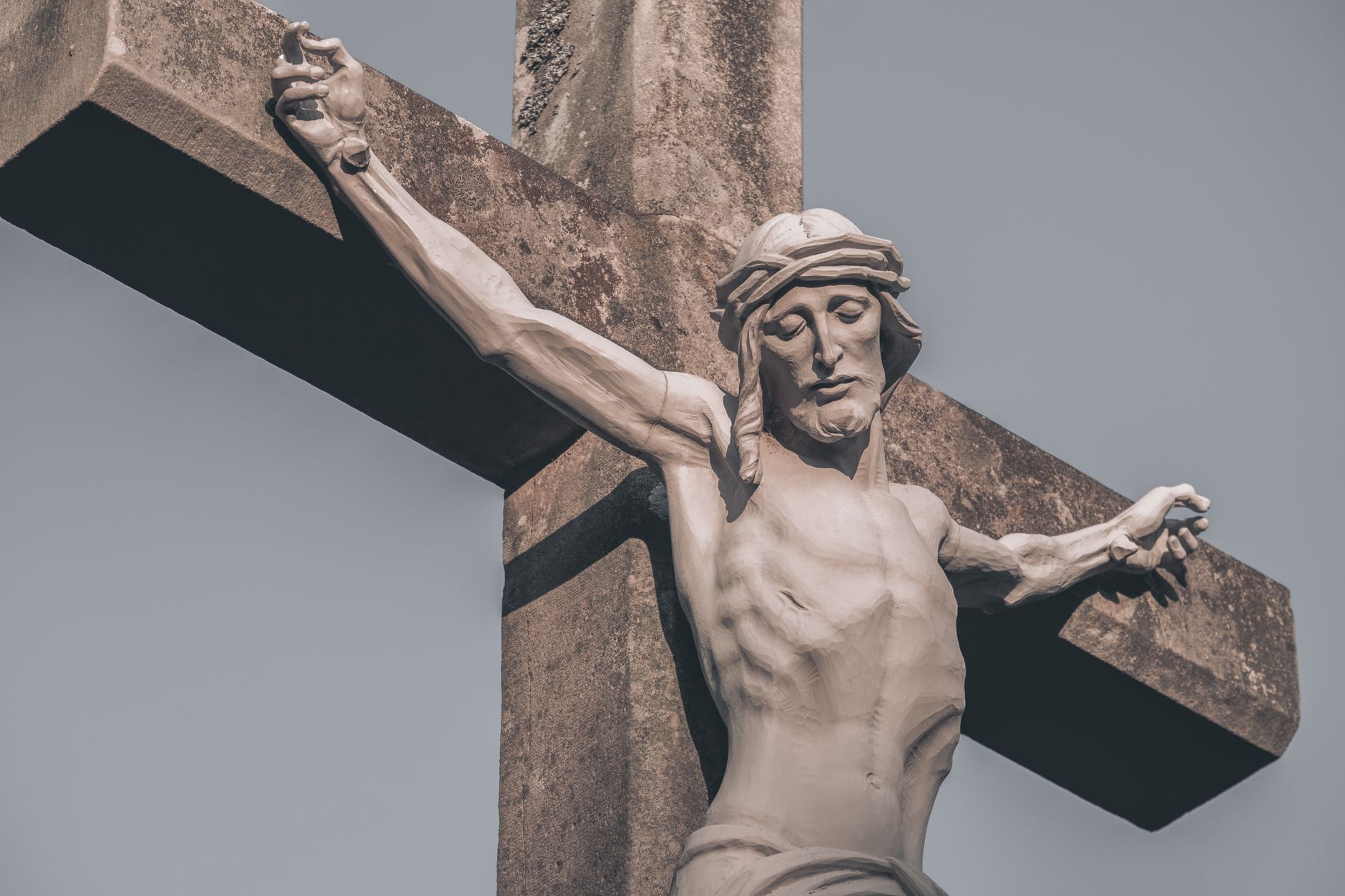 Figura ukrzyżowanego Chrystusa na tle jasnego nieba
