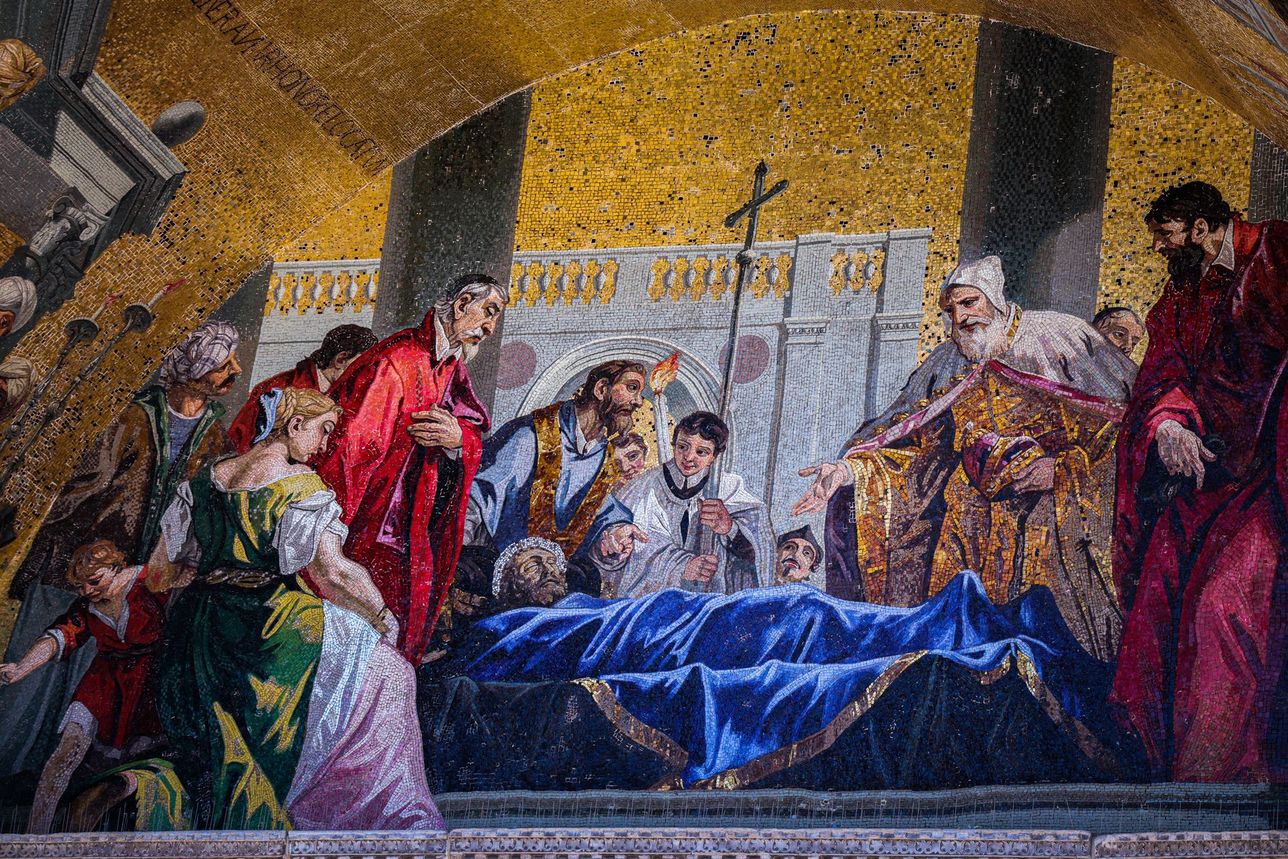 Mozaika religijna w zabytkowej katedrze ukazująca scenę duchową