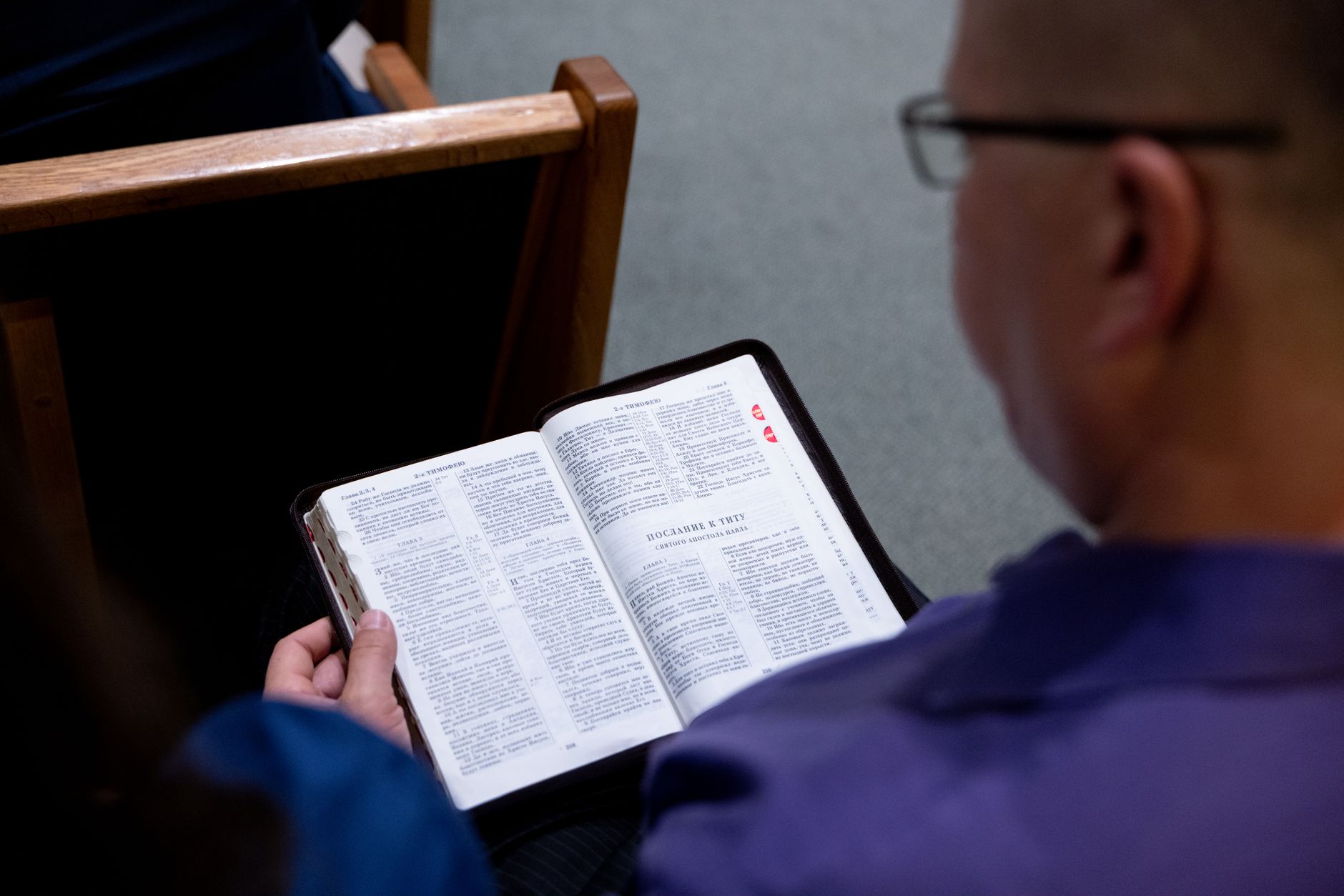 Osoba studiująca Biblię w kościele podczas modlitwy